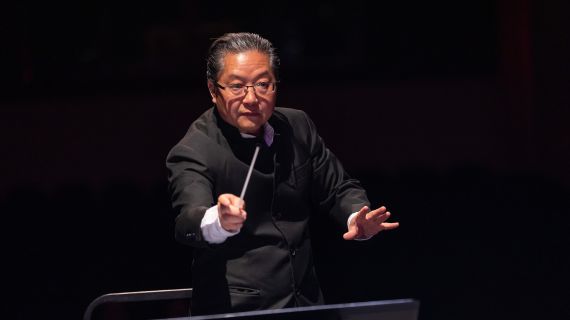 Photo of Dr. Xun Sun conducting the SUU Symphony Orchestra.